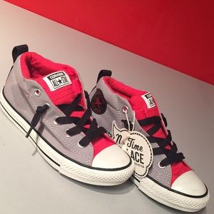 CONVERSE Chuck Taylor no-tie Boys size 3. NWT